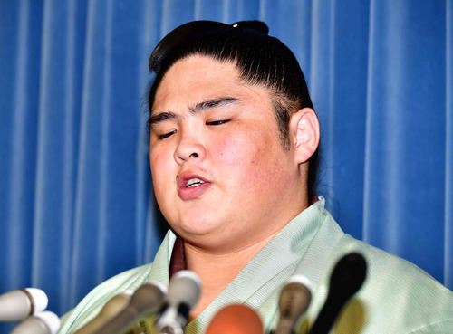 一連の暴行騒動に対する日本相撲協会の事実上の引退勧告に対し会見に臨む貴ノ富士（撮影・小沢裕）