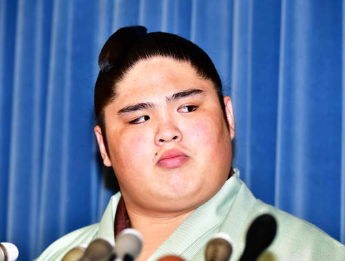 一連の暴行騒動に対する日本相撲協会の事実上の引退勧告に対し会見に臨む貴ノ富士（撮影・小沢裕）