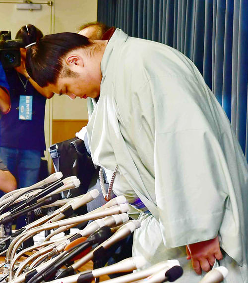 一連の暴行騒動に対する日本相撲協会の事実上の引退勧告に対して行った会見を終え、深々と頭を下げる貴ノ富士（撮影・小沢裕）