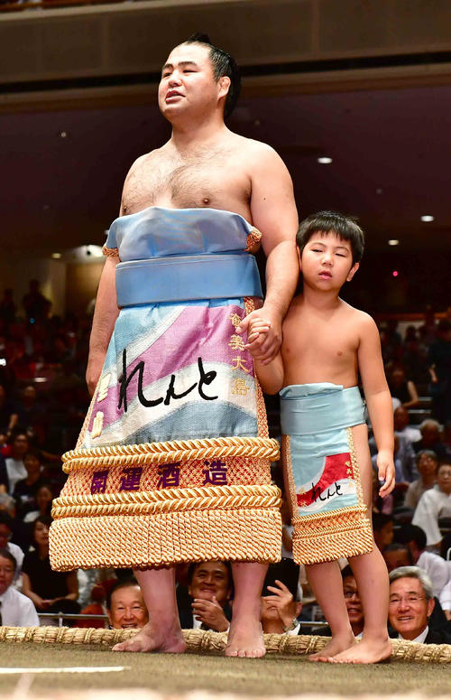 長男瑛太くん（右）といっしょに最後の土俵入りを披露する里山（撮影・小沢裕）