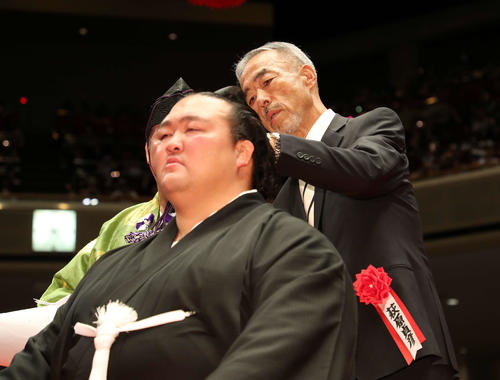 父・萩原貞彦氏にはさみを入れられる元横綱稀勢の里の荒磯親方（撮影・鈴木正人）