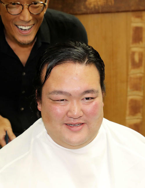 散髪中の元横綱稀勢の里の荒磯親方（撮影・鈴木正人）