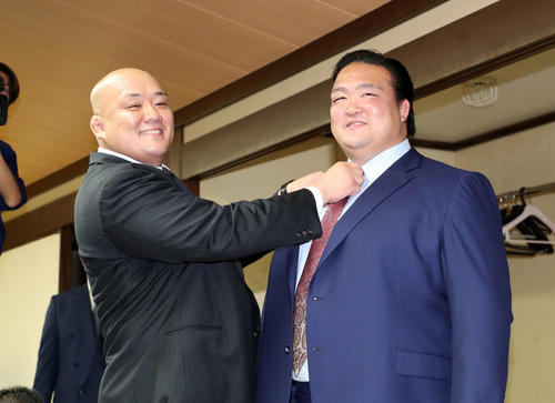 小野川親方（左）にネクタイを直してもらう元横綱稀勢の里の荒磯親方（撮影・鈴木正人）