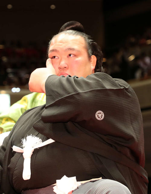 父・荻原貞彦氏にはさみを入れられ涙を拭く元横綱稀勢の里の荒磯親方（撮影・鈴木正人）