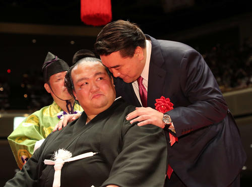 元日馬富士に話しかけられる元横綱稀勢の里の荒磯親方（撮影・鈴木正人）