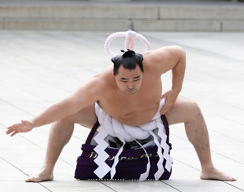 明治神宮本殿で手数入り（土俵入り）を披露する横綱鶴竜（撮影・中島郁夫）
