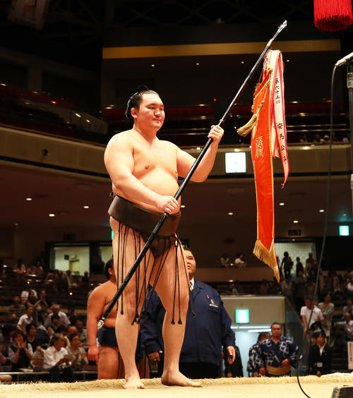 優勝旗を受け取る白鵬（撮影・足立雅史）