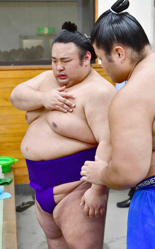 22日、優勝決定戦で痛めた左胸を気にする貴景勝