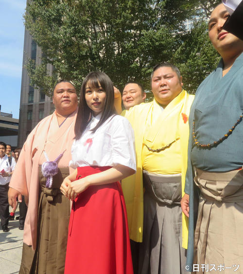 赤い羽根共同募金運動でポスターモデルの桜井日奈子（中央）と交流した御嶽海（左）ら秋場所の三賞獲得力士（撮影・佐藤礼征）