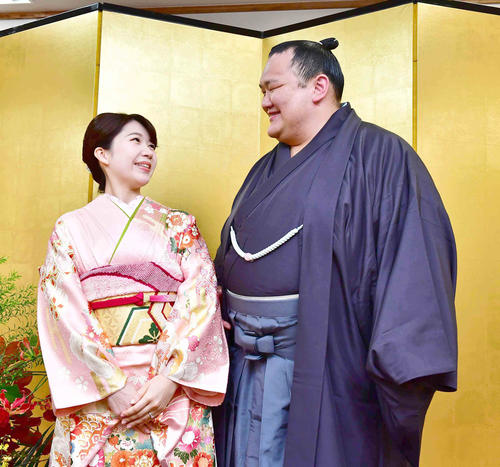 婚約会見で互いに見つめ合う婚約者の中山真美さん（左）と北勝富士（撮影・小沢裕）