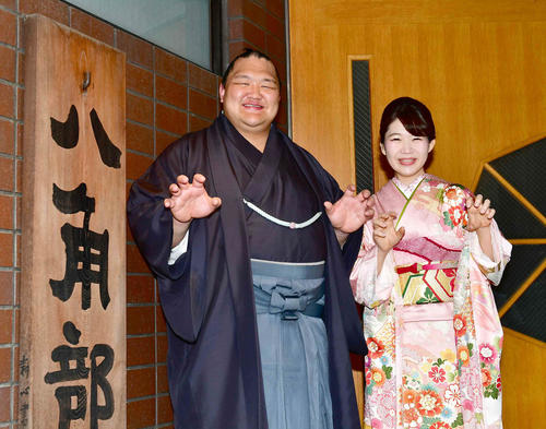 デートを重ねた舞台「ライオンキング」のポーズでおどける北勝富士（左）と婚約者の中山真美さん（撮影・小沢裕）