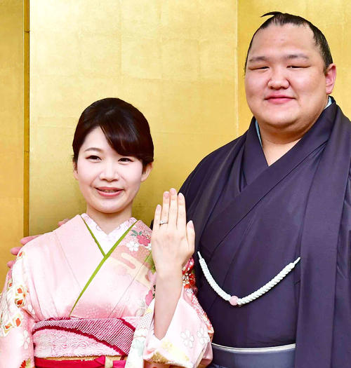 婚約会見で指輪を披露する婚約者の中山真美さん（左）と北勝富士（撮影・小沢裕）