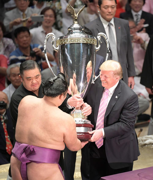19年5月26日、優勝した朝乃山（左）に「アメリカ合衆国大統領杯」を授与するトランプ大統領
