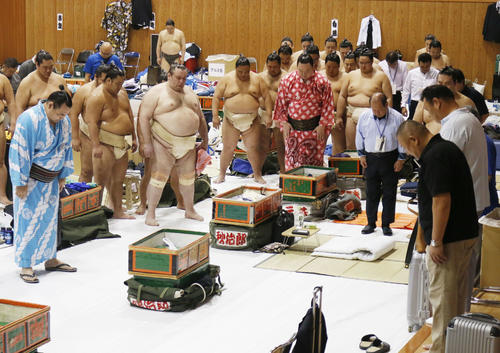 秋巡業初日の訓示を前に元関脇逆鉾の井筒親方に黙とうをささげる横綱鶴竜（左端）ら関取衆（撮影・佐藤礼征）