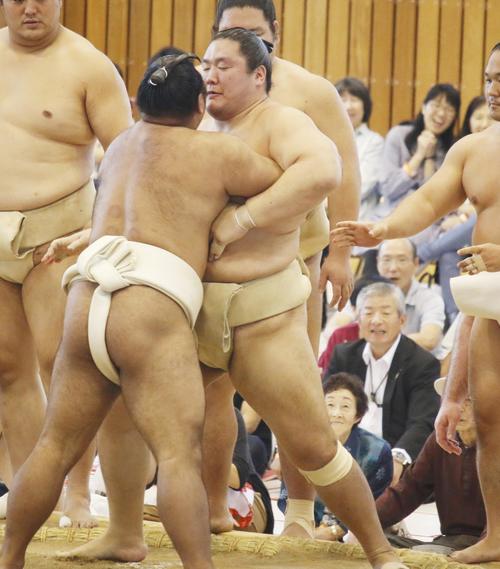 地元七尾市での巡業で申し合い稽古に参加する輝（撮影・佐藤礼征）