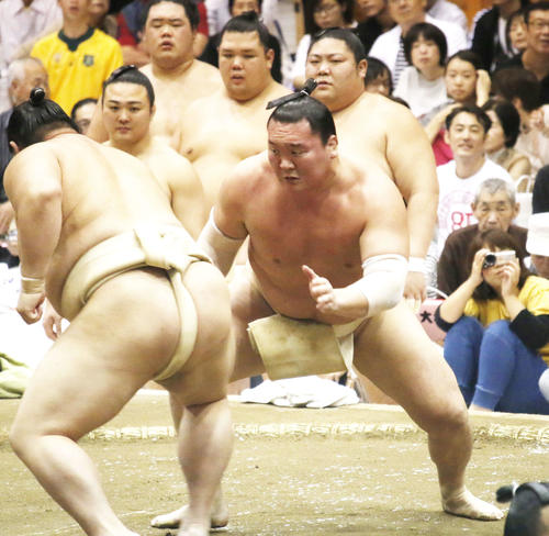 秋巡業で正代との三番稽古を行う白鵬（撮影・佐藤礼征）