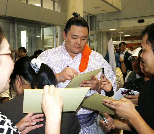 地元富山で行われた秋巡業でサインを求めるファンに応じる朝乃山（撮影・佐藤礼征）