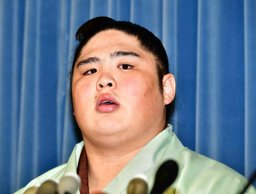 一連の暴行騒動に対する日本相撲協会の事実上の引退勧告に対し会見に臨む貴ノ富士（2019年9月27日撮影）