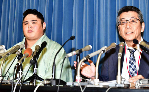 一連の暴行騒動に対する日本相撲協会の事実上の引退勧告に対して行った会見に臨む貴ノ富士。右は鈴木利広弁護士（2019年9月27日撮影）
