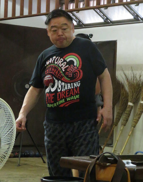 土俵脇で稽古を指導する千賀ノ浦親方