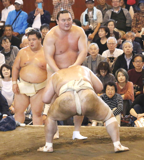豊山（手前）に稽古をつける白鵬（撮影・佐藤礼征）