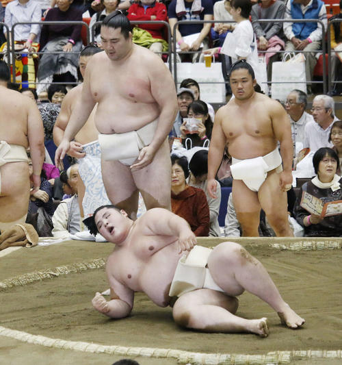 ぶつかり稽古で竜電に胸を借りる貴源治（手前）（撮影・佐藤礼征）