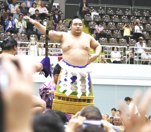 土俵入りを行う鶴竜（撮影・佐藤礼征）