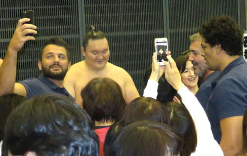 白鵬（中央）は巡業の稽古後、サインを求める一般ファンの他に、ラグビーW杯フランス代表のコーチ陣から写真撮影を求められた
