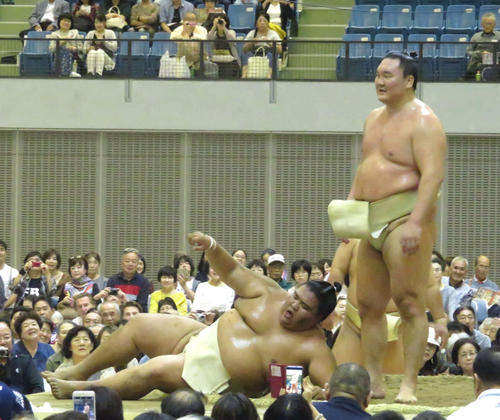 ぶつかり稽古で御嶽海（左）に胸を出した白鵬