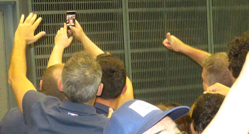 白鵬（後方）は巡業の稽古後、ラグビーW杯フランス代表コーチ陣のスマートフォンを手に、自らシャッターを押して写真撮影に応じた