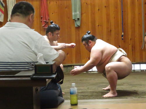 千賀ノ浦親方（手前）が見守る中、土俵での稽古を再開した貴景勝