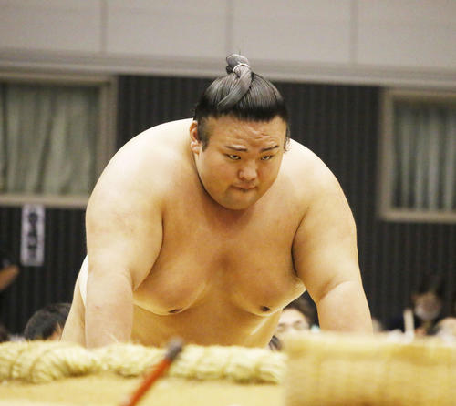 土俵下で腕立て伏せをする貴景勝（撮影・佐藤礼征）