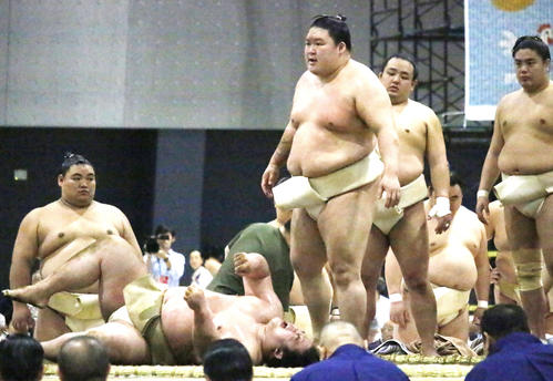 魁勝（手前）に稽古をつける豪栄道（右から3番目）（撮影・佐藤礼征）