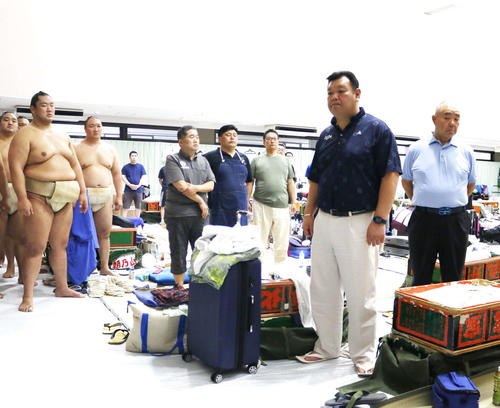 幕内力士らに訓示を行う春日野巡業部長（右から2番目）（2019年7月28日撮影）
