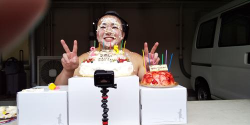 25歳の誕生日に、力士仲間らから祝福された炎鵬（撮影・加藤裕一）