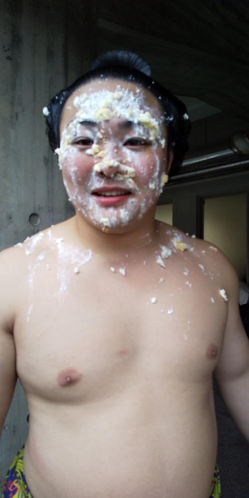 25歳の誕生日に、力士仲間らから祝福された炎鵬（撮影・加藤裕一）