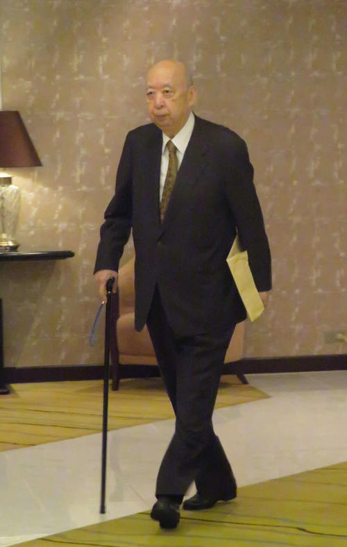 日本相撲協会の評議員会に出席した海老沢勝二議長