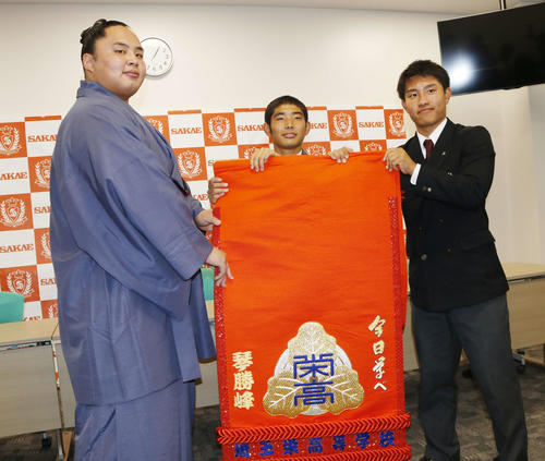 母校の埼玉栄高から化粧まわしを贈呈された琴勝峰（左）と、化粧まわしを贈呈した埼玉栄中の生徒会長の徳山賢悟君（中央）と埼玉栄高の生徒会長の在家虎仁朗君（右）（撮影・佐藤礼征）