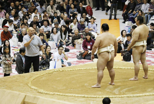 関取衆への質問コーナーで司会を務める式秀親方（左から2番目）（撮影・佐藤礼征）