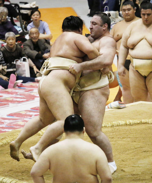 三番稽古で明生をつり上げる栃ノ心（右）（撮影・佐藤礼征）