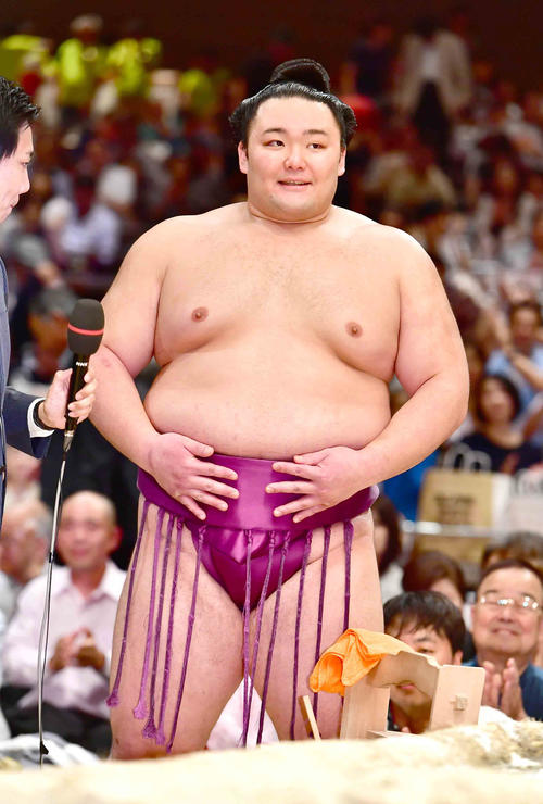 大相撲夏場所千秋楽、笑顔で優勝インタビューに臨む朝乃山（2019年5月26日撮影）