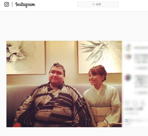 高安（左）と仲むつまじい姿を見せる杜このみ（杜このみのインスタより）