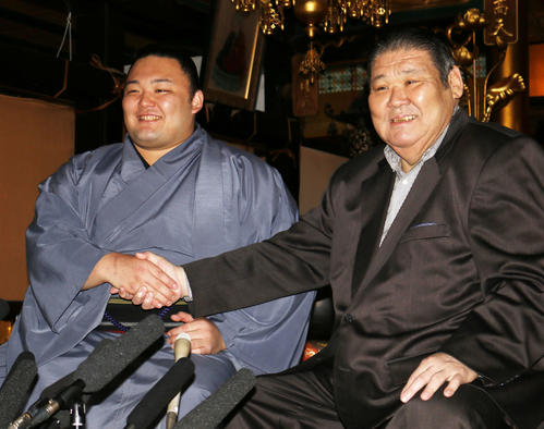 新三役昇進の会見に出席し、握手をかわす朝乃山（左）と師匠の高砂親方（撮影・佐藤礼征）