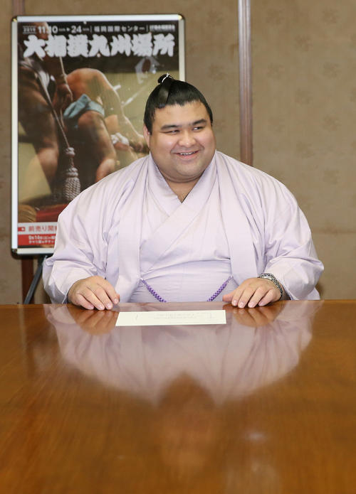 福岡県庁を表敬訪問し、婚約を祝福されて笑顔を見せる大関高安（撮影・菊川光一）