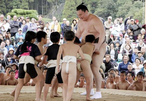 子供たちに稽古をつける白鵬（共同）
