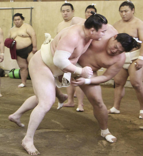 稽古する白鵬（左）と阿炎（共同）