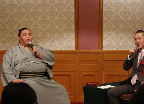 「九州御嶽海関後援会」による激励会に出席した御嶽海（左）（撮影・佐藤礼征）