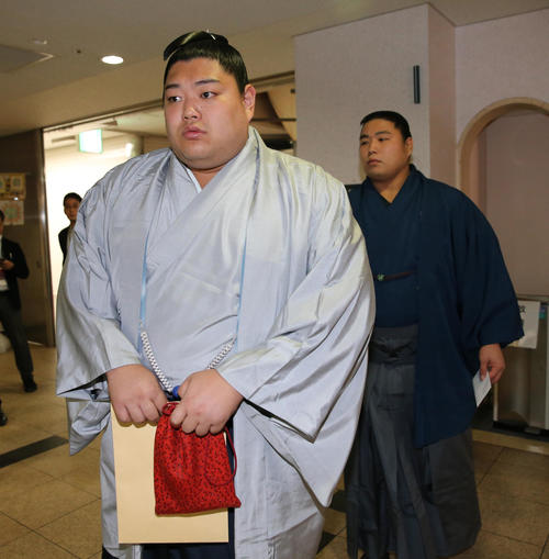 インスタグラムに不適切な動画を投稿した件で、役員室に向かう小結阿炎（左）と十両若元春（撮影・菊川光一）