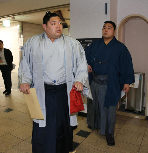 インスタグラムに不適切な動画を投稿した件で、役員室に向かう小結阿炎（左）と十両若元春（撮影・菊川光一）