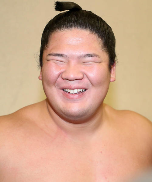報道陣の質問に笑顔で答える宇良（撮影・鈴木正人）